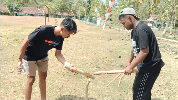 Karang Taruna Anjir dan Karang Taruna Pandu Kerja Bakti Lapangan Anjir